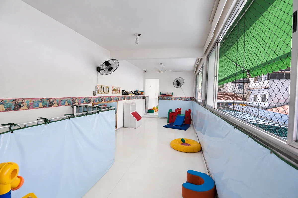 Ambiente do Berçário, com área de movimento, brinquedos e janelas amplas
