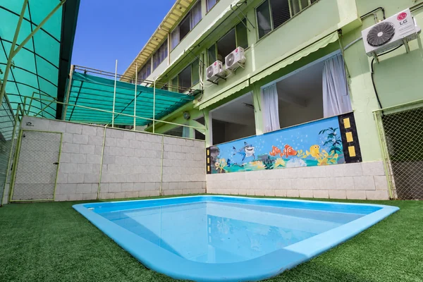 Piscina da escola em área cercada