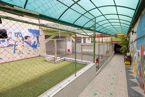 Quadra coberta com grama sintética e traves